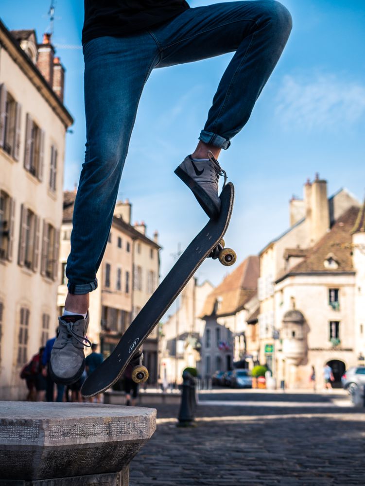 Homme faisant une figure en skateboard | Man doing a skateboard trick